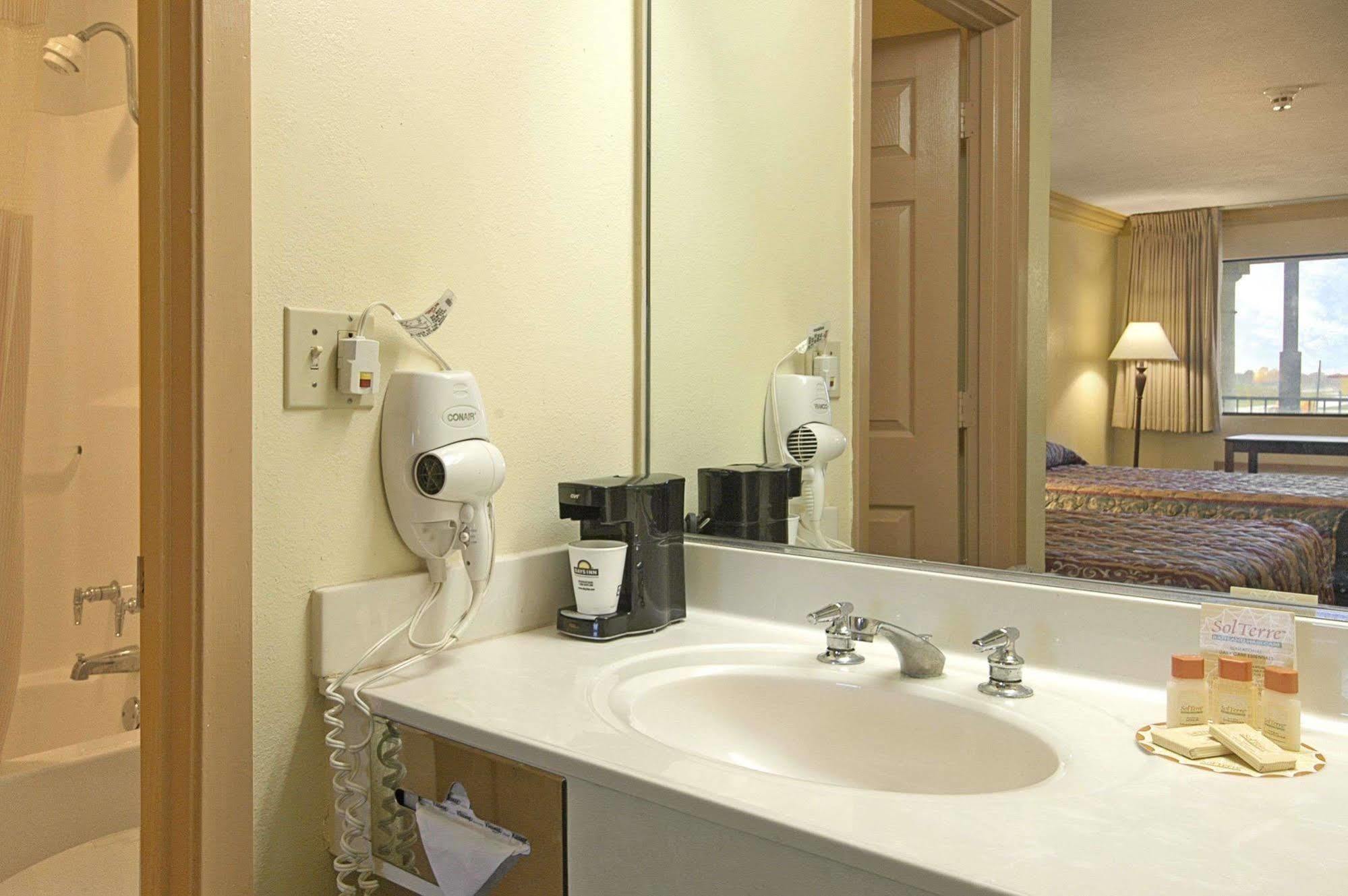 Days Inn By Wyndham Crowley Bilik gambar